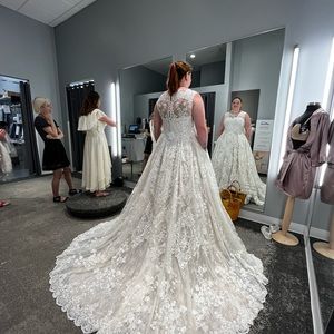 Davids bridal wedding dress, heavy lace gorgeous dress